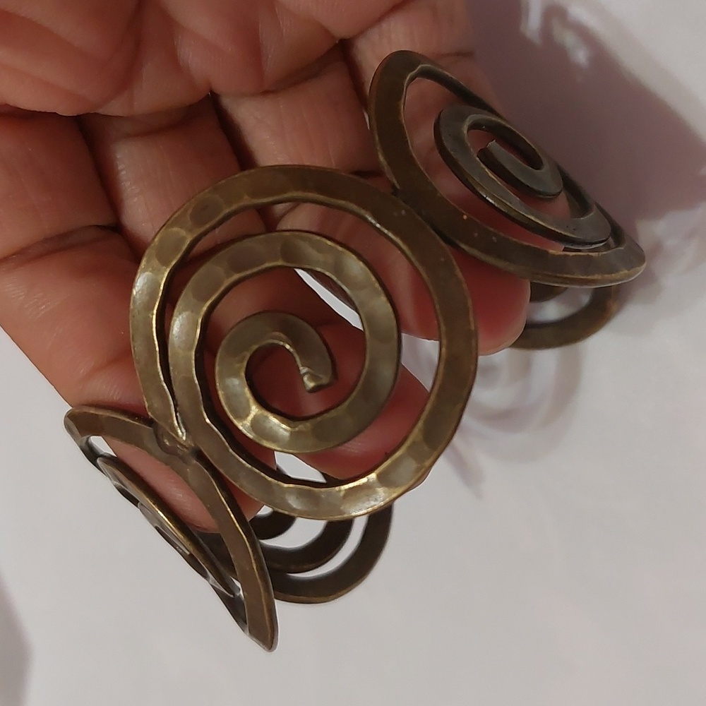 Vintage Minoan Swirls Hammered Brass Cuff Bracelet - Picture 3 of 9